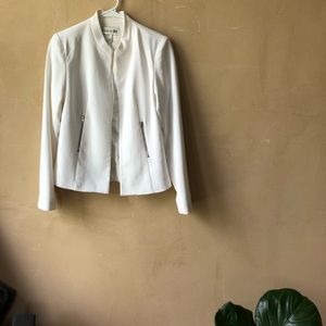 SLEEK WHITE JACKET/BLAZER